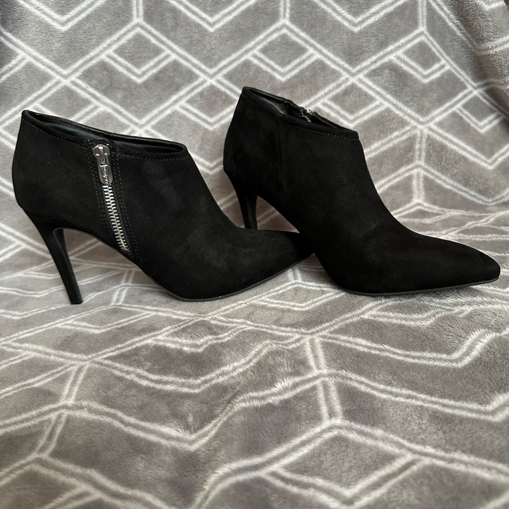 Like new size 7 David Aaron classic ankle cut heels